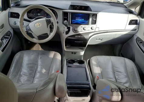 2011 Toyota Sienna Le 8-Passenger z USA, uszkodzony, nr VIN 5TDKK3DC9BS073439